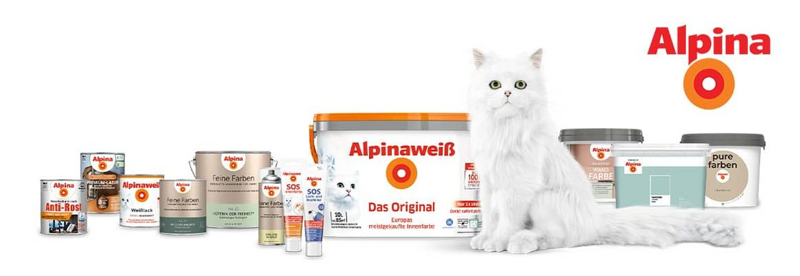 Eine weiße Katze sitzt zwischen verschiedenen Farbeimern und Dosen von Alpina auf weißem Hintergrund.